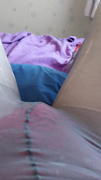 Куколд в трусиках и на каблуках кончает на гладкой ноге