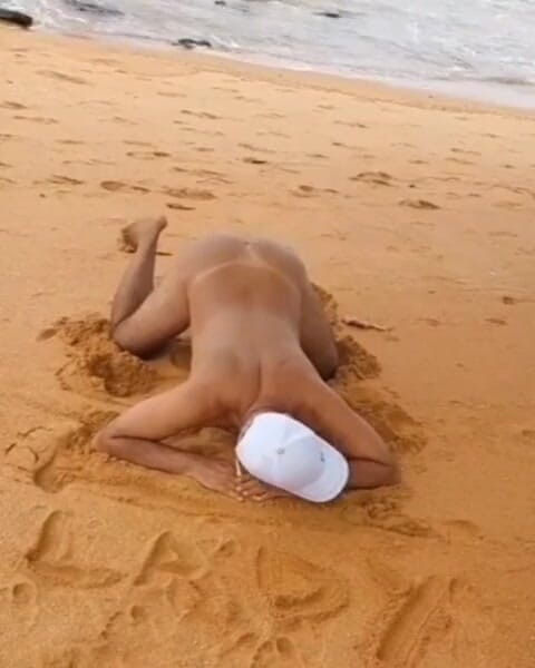 Ladysilvas: Ladysilva在海滩上赤身裸体，用性感的棕褐色线条炫耀她性感的棕褐色屁股