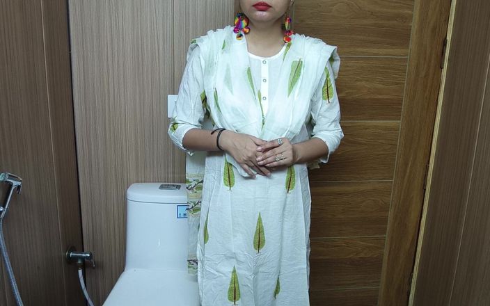 Saarabhabhi6: Trying My Stepmother's Delicious Pussy in the Bathroom. Full Video
