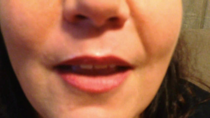 Lily Lipstixxx: Banana engole, não cospe!