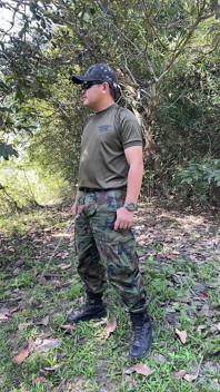 Une Thaïlandaise excitée se branle et jouit au travail