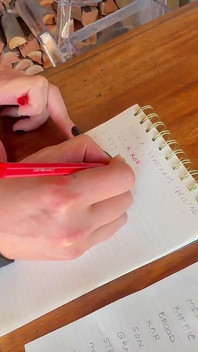 Orta yaşlı seksi kadın öğretmen ditzy öğrenciyi sopalıyor