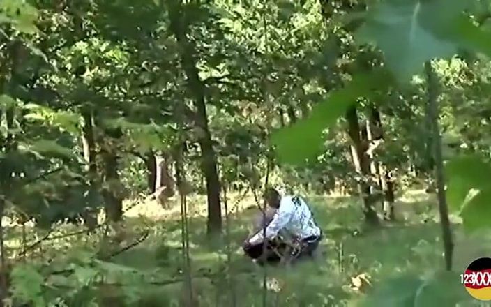 123XXX - 100% Amateurs: Німецька дівчина з дивовижним тілом насолоджується траханням на природі