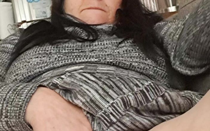 Mommy big hairy pussy: Guardando sotto il vestito, la figa pelosa è bagnata