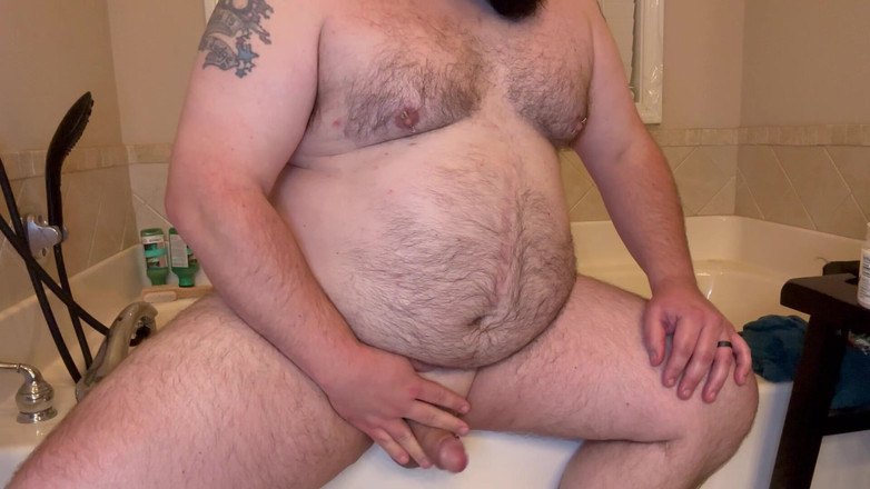 Chubby Freak: Propíchnutý a potetovaný baculatý táta vloží anální kolík a pomalu...