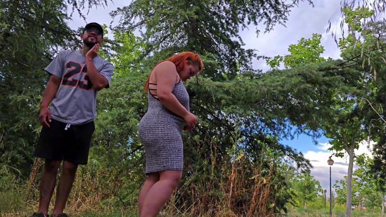 Latincurvyredhead: Cazzo nel parco con la mia vicina