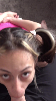 Supunere slabă cu spinner: Candie se fute în față până când gâtul îi dă drumul