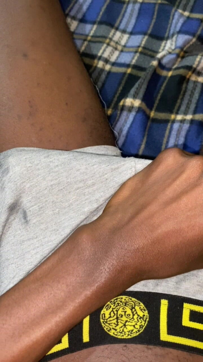 Slimniqqa: Me atraparon acariciando mi gran polla negra