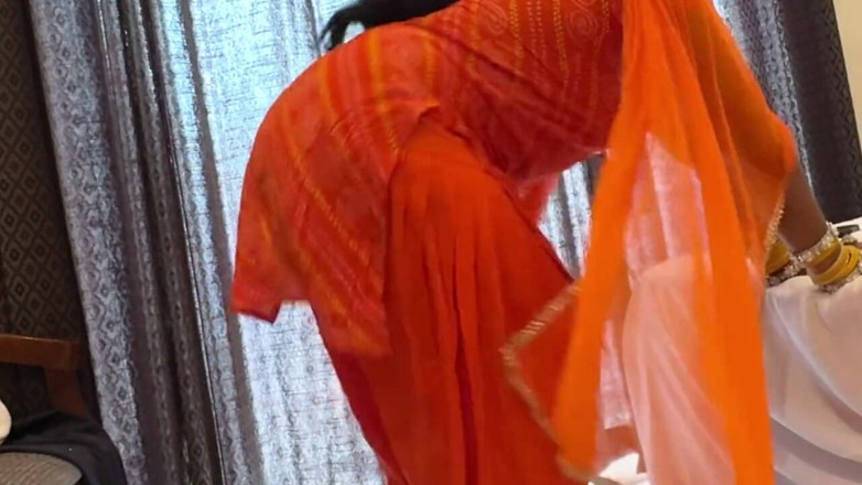 desi_babe1234: Yuvarlak ve kahverengi götlü yenge kahvaltıda kalın amına hizmet ediyor