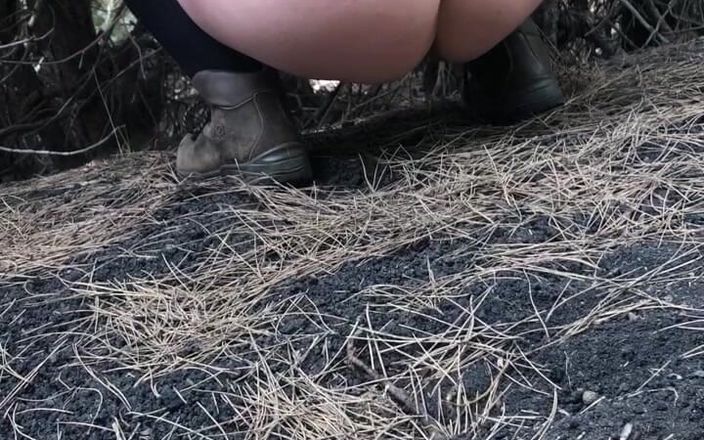 Hotwifekbh: 素人自制的大奶子熟女人妻撒尿3