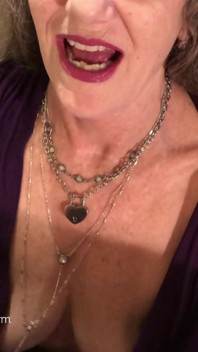 Seksowne dojrzałe gorące BJ + połykać podczas jazdy dildo! Maxxximummilf