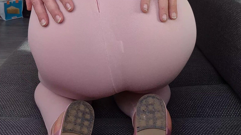 SavageHeater59: 新しいピンクのセクシーなジャンプスーツ姿のお尻を見て