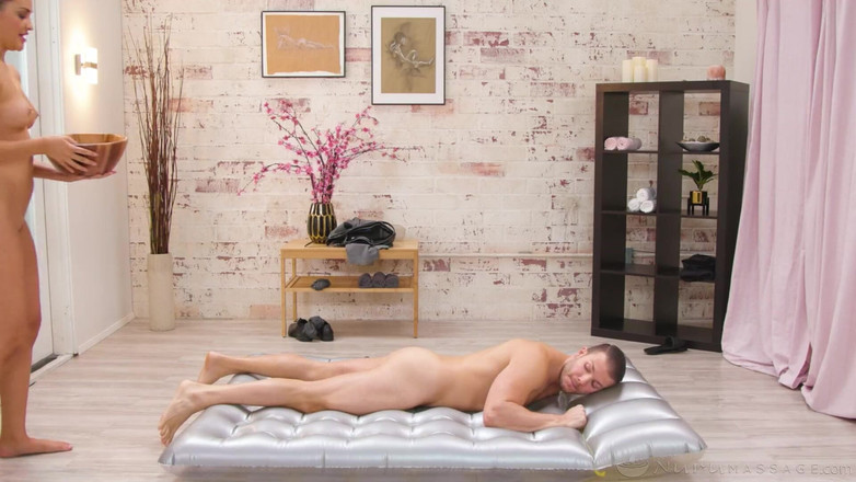 Nuru Massage: Nuruマッサージ - ピアスのある胸のベイブ、ギゼル・ブランコがクライアントと滑りやすいセックスをしている