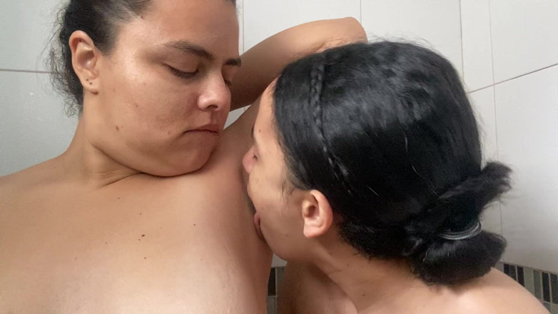 zoemelissa: Explorando nossas axilas com língua e paixão: um prazer inesperado