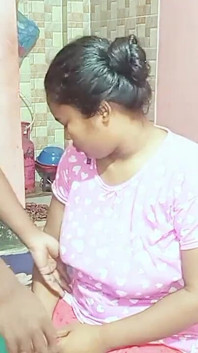 rasoiya khatm kiya aur uske bistar men baith gaya, main uske kamre men gaya aur use gale lagaaya