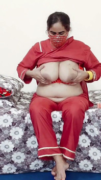 Mujer india caliente con tetas naturales cabalgando en consolador