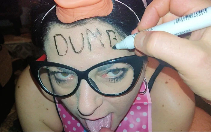 Toilet Mommy: La moglie sottomessa adora Gallo con un vestito di maiale