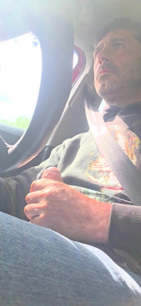 Cowok sange ini masturbasi sambil nyetir mobil, dia hampir kepergok masturbasi