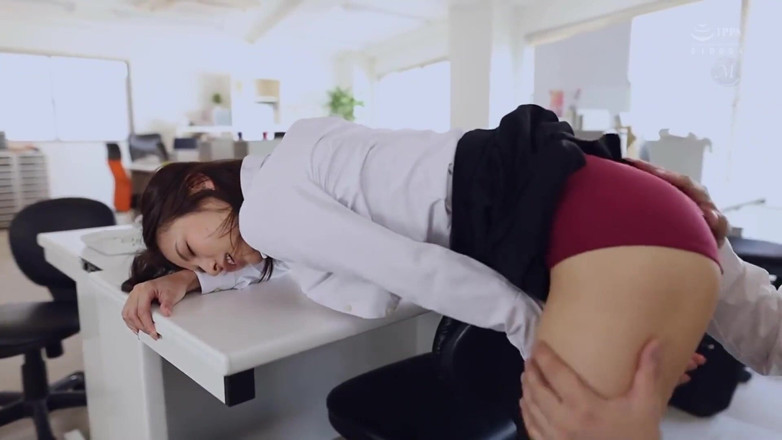 Smooth Time: Hungry Female Boss Wants to Have a Creampie Sex with...