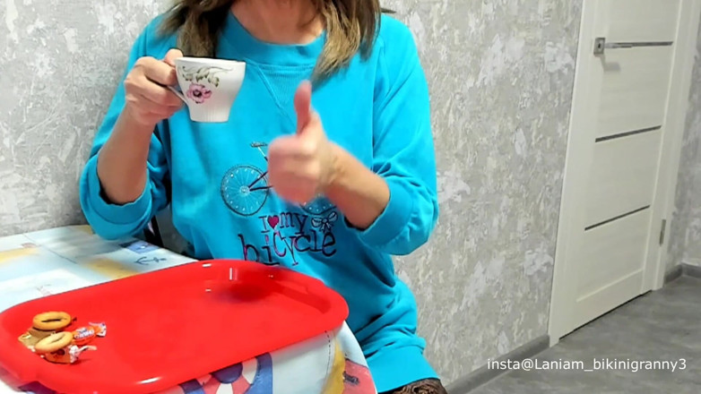Ladyloveyoung60: Velha senhora bate boquete e punheta com porra no fetiche...