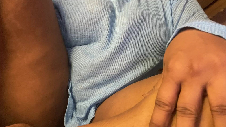 Angoori: Köylü porno kızı görüntülü görüşmede seks sohbeti yaparken kendini parmaklıyor