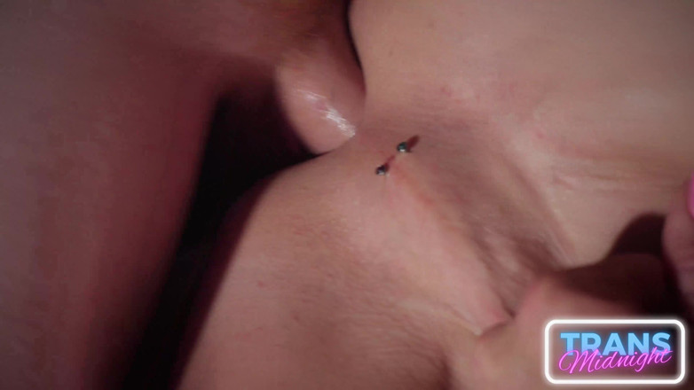 Trans Roommates: Becki Bottoms'un gece yarısı ziyareti prezervatifsiz sakso ve anal seksle...