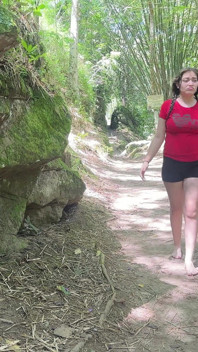 Il piccolo goblin trova una ragazza persa nel bosco e invece di aiutarla le dà una deliziosa scopata nel fiume.