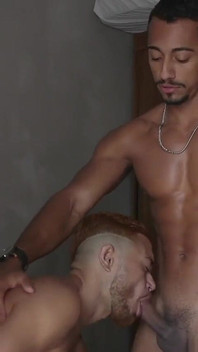 肌肉壮男乱搞未割包皮的twink拉丁无鞍