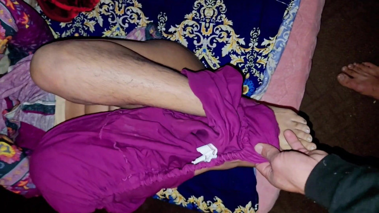 Faryal: Дезі індійська бхабі робить неохайний мінет