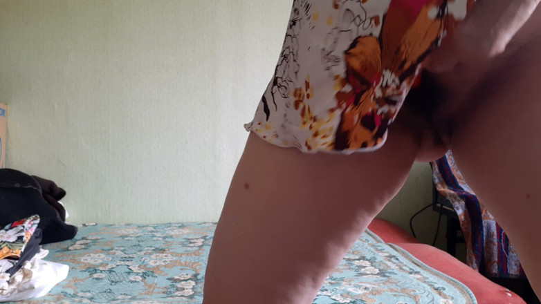 Lesbian-candys: Eine leidenschaftliche MILf-frau stimuliert ihre haarige klitoris intensiv mit einem...