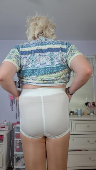 Victoria Lecherri: Bà Già Yêu Thương Có Đường Cong Mềm Mại