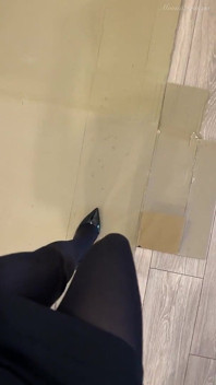Giantess Crushing in Pantyhose and High Heels