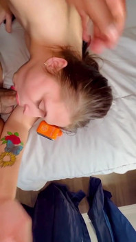 Drobná děvka je ošukaná do krku přítelem s velkým černým pérem, zatímco sedí a sleduje