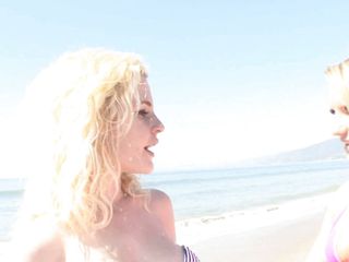 Naughty Girls: Blonďaté lesbičky mají orální sex po procházce na pláži