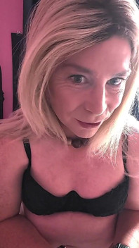 My Juicy Ass Eats a Dildo!