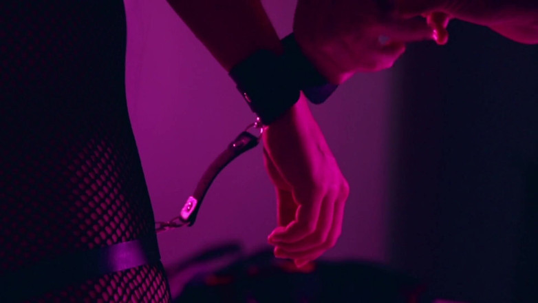 Kinky Lyrical: Erotic Art Video - MILF e um vibrador