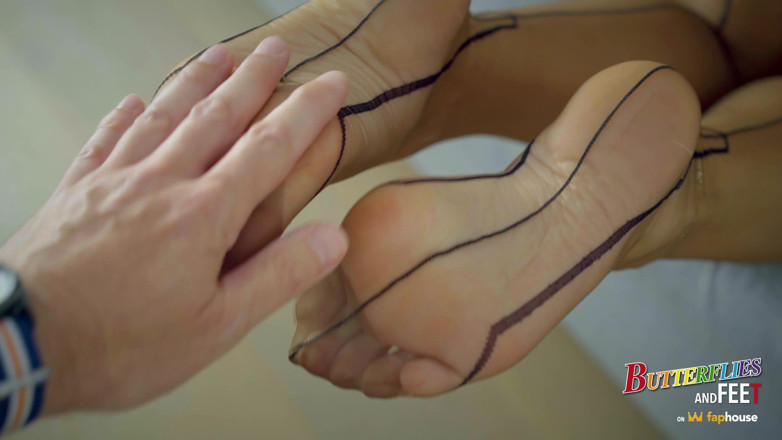 Butterflies and feet: Nhìn chặt chẽ và chạm vào đôi giày cao gót Louboutin...