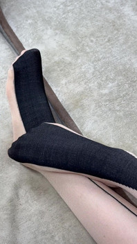 Cewek sange ini lagi asik muasin memeknya sendirian sambil pakai stoking nilon hitam