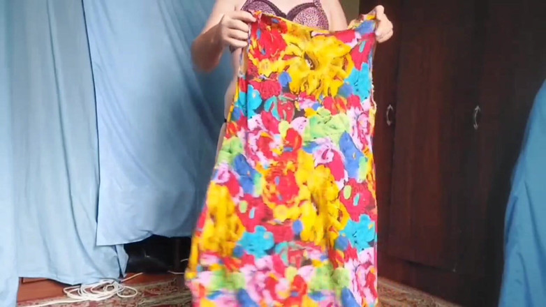 Kitty_Cross: Impresionante travesti caminando descalzo en la playa de arena cálida