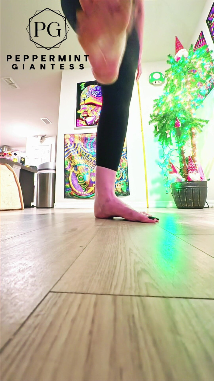 Peppermint Giantess: 67 giantess kích thước 16 stomp phá hủy chân trần trong...