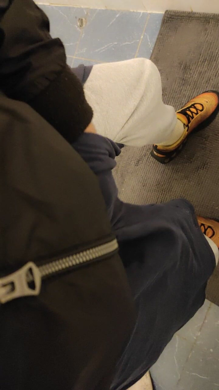 SmokedAlloy2: Dirtyjunkbro w toalecie pełnej sikania, śmierdzące skarpetki i mokre buty sportowe