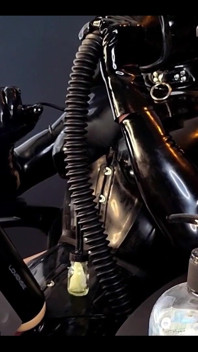 Bondage cappuccio mungitura mistress