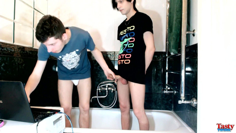 Tasty Twink: Pumpování mrdky do zadku!