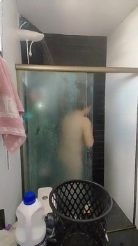 Aku dipermalukan oleh pria yang sudah menikah untuk membersihkan kamar mandi di rumahnya sebelum istrinya tiba.