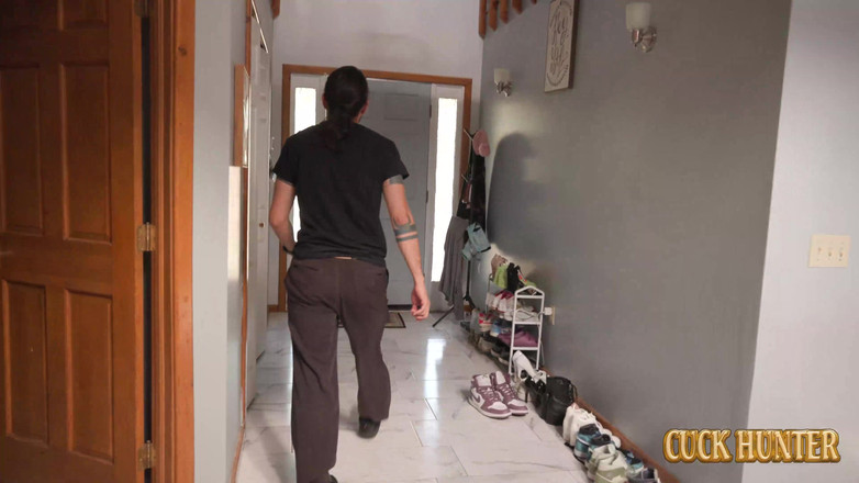 Cuck Hunter: Tubuh si rambut coklat Asia Jade Sky dikongkek oleh zakar...