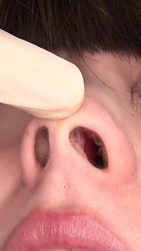 Dr Nagano Sniffs Maina's Nose ... Sedan förvandlas provet till en klibbig röra av spott och doft.