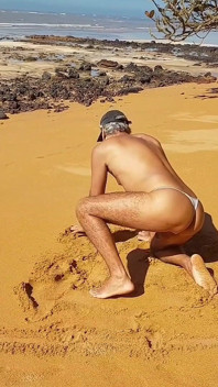 Ladysilva Crossdresser Menunjukkan Pantat Panasnya Dalam Seluar Dalam Di Pantai