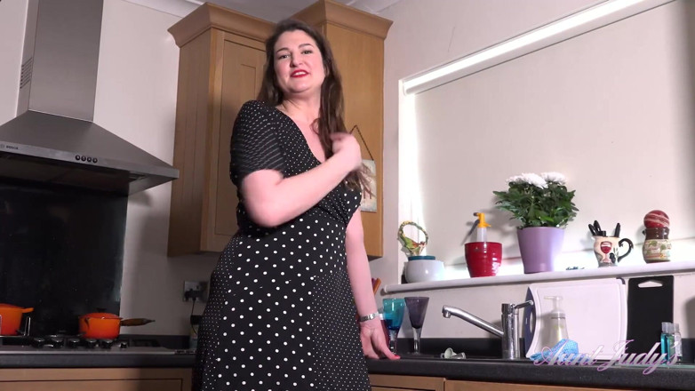 Aunt Judy's: AuntJudys - Tall 35yo Stepauntie Felicity gives you JOI in the kitchen