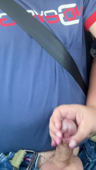 Amateur masturbación con la mano en el coche