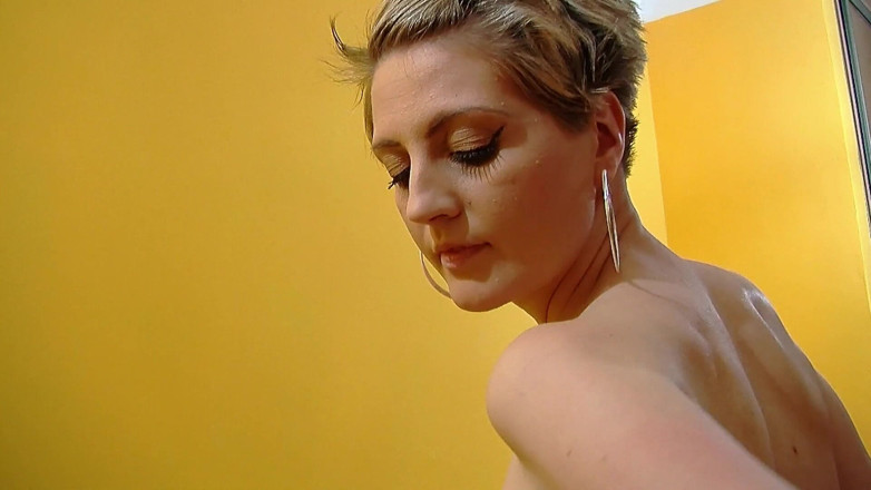 Sexy Amateurz: Akcja masturbacji z małymi cyckami blondynki